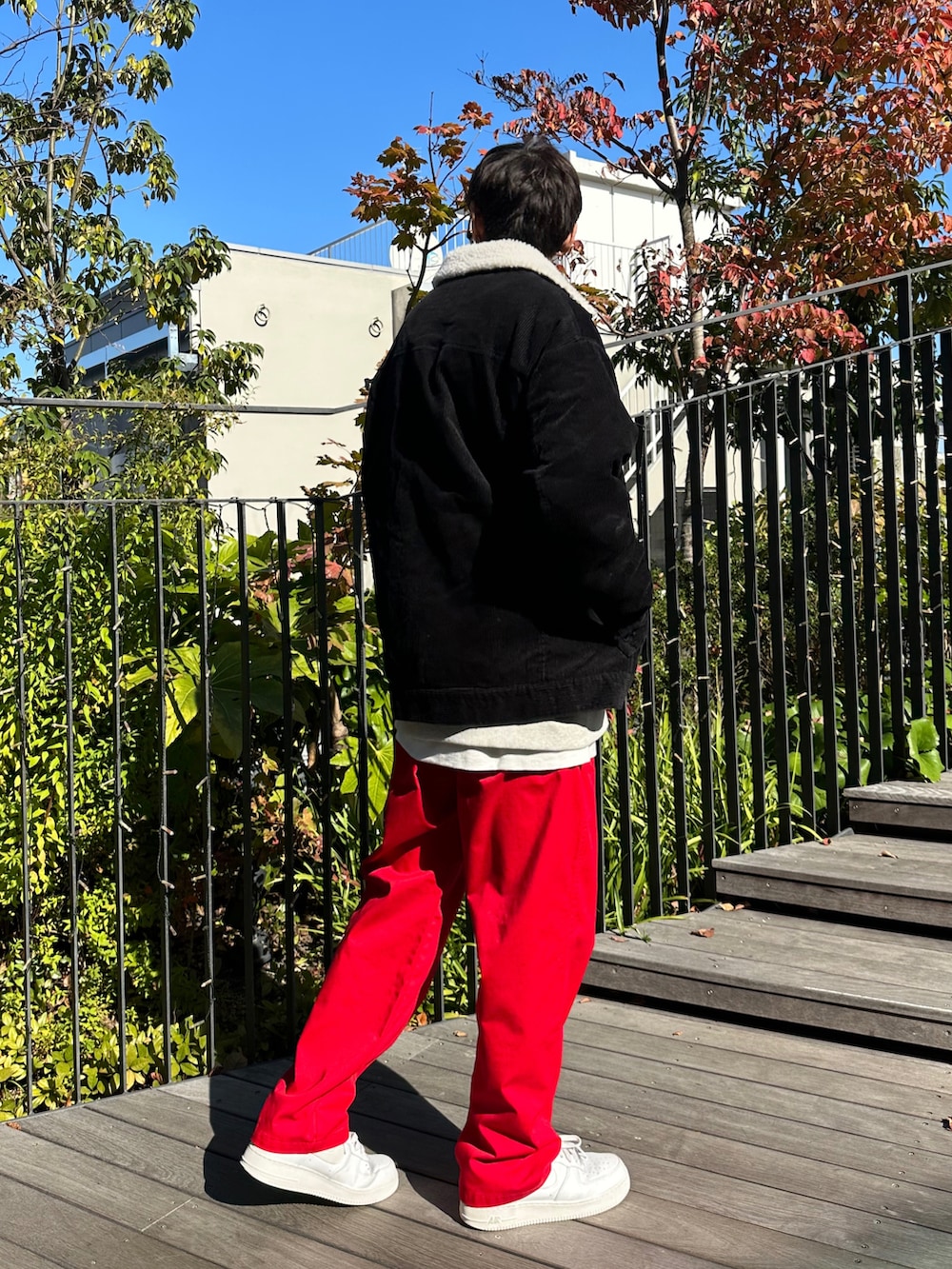 ブラック系のブルゾン、グレー系のスウェット、ホワイト系のTシャツ/カットソーを着用したメンズの秋コーディネートの3枚目の写真