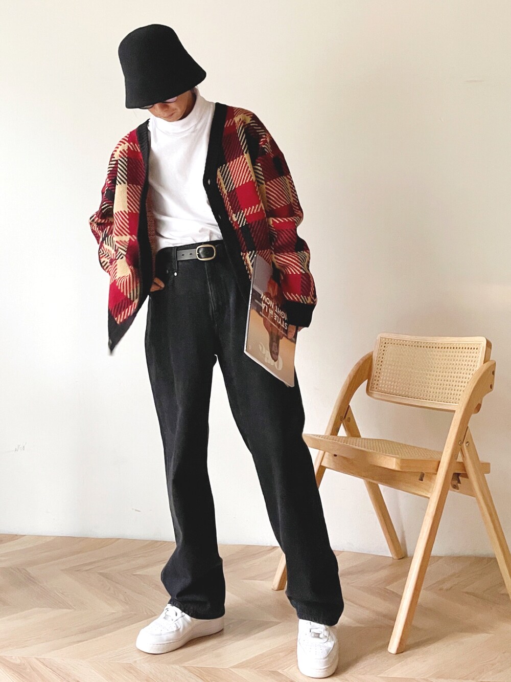 ホワイト系のTシャツ/カットソー、ブラック系のデニムパンツ、ホワイト系のスニーカーを着用したメンズの夏コーディネートの2枚目の写真