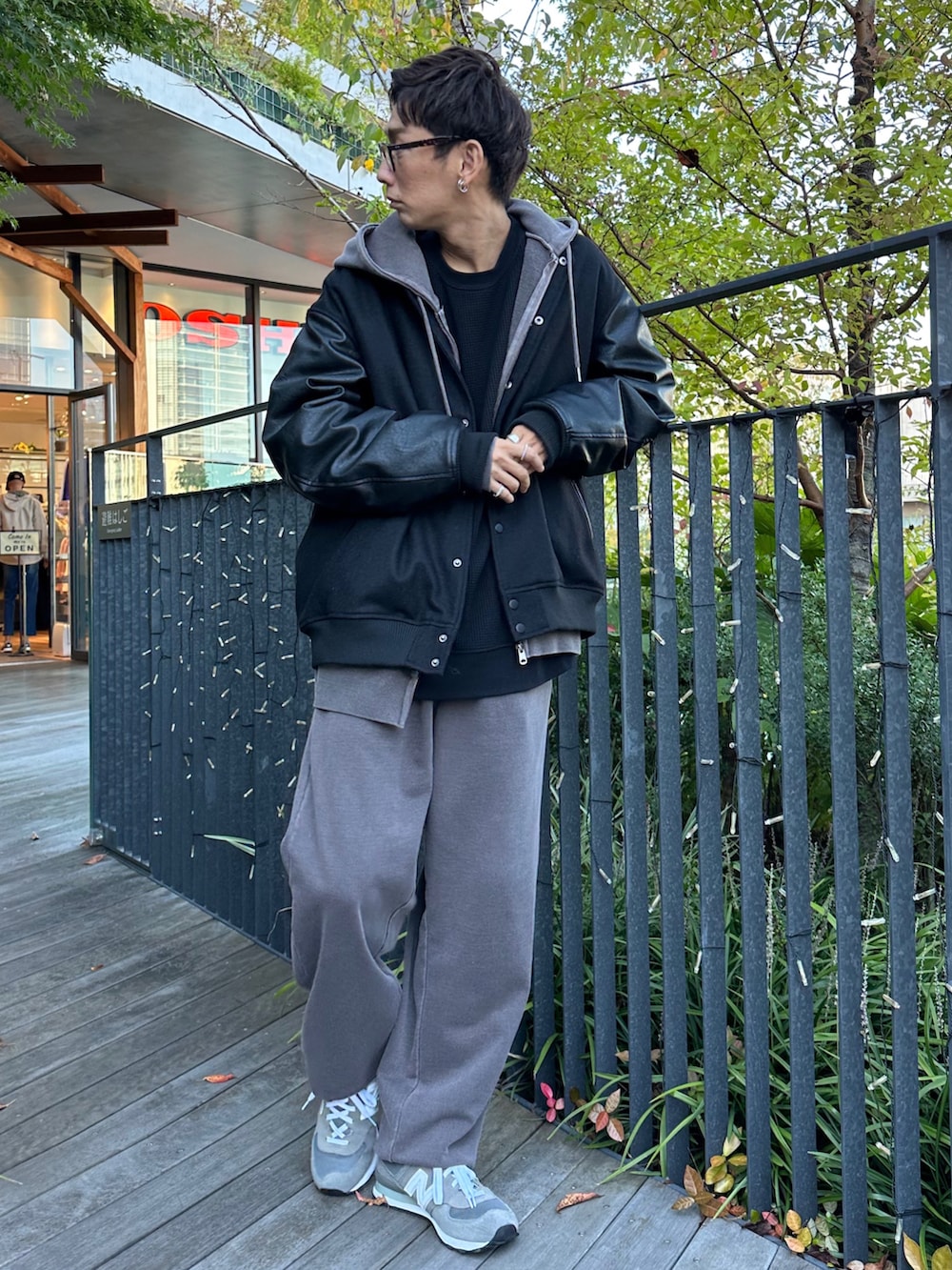 ブラック系のスタジャン、ブラウン系のパーカー、ブラック系のTシャツ/カットソーを着用したメンズの秋コーディネートの2枚目の写真