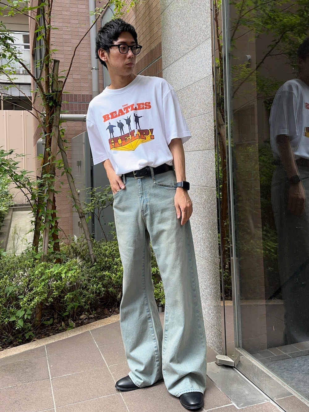 ブルー系のデニムパンツ、その他のTシャツ/カットソーを着用したメンズの夏コーディネートの3枚目の写真