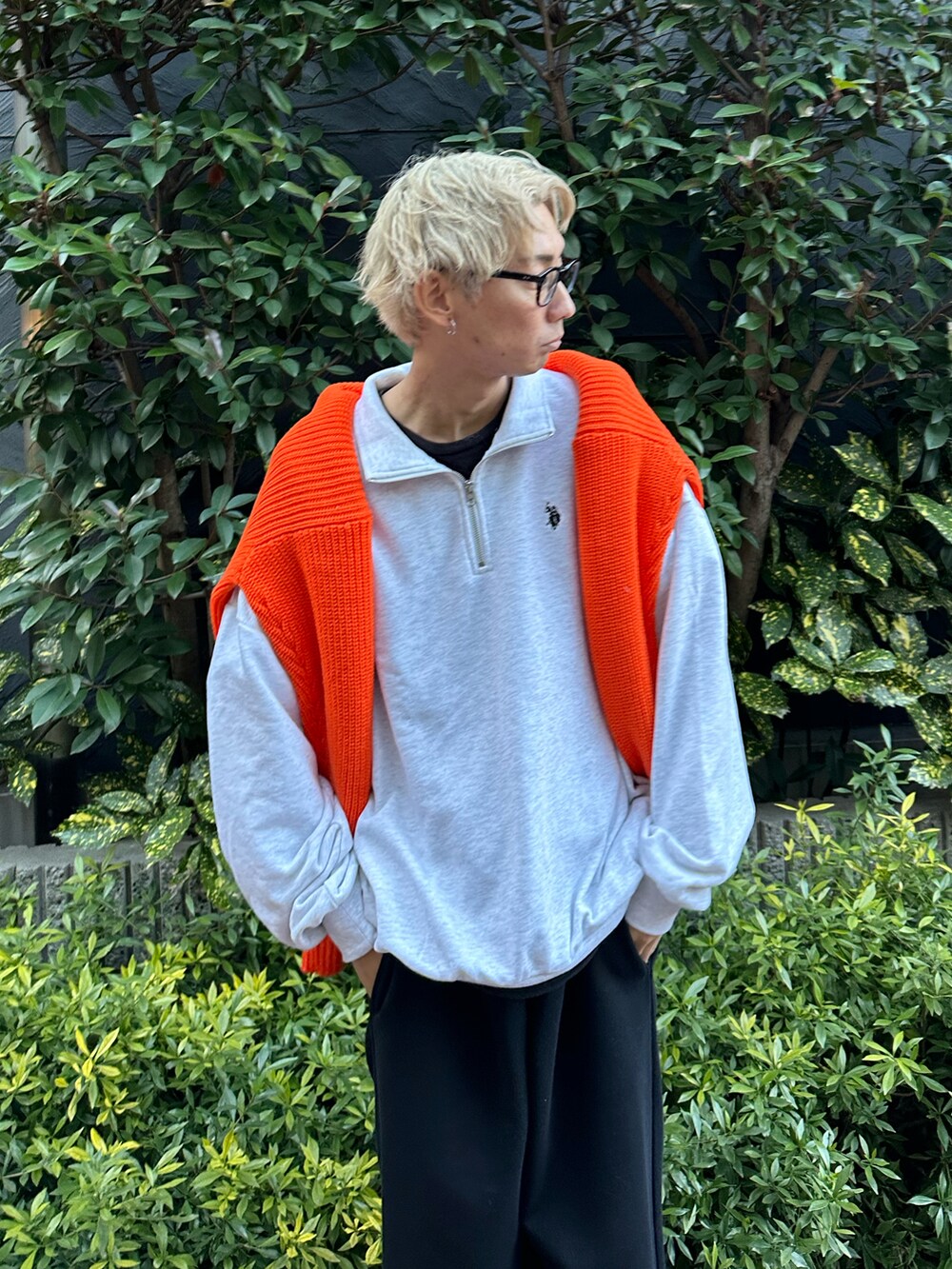 グレー系のスウェット、オレンジ系のカーディガン/ボレロ、ブラック系のスウェットパンツを着用したメンズの冬コーディネートの3枚目の写真