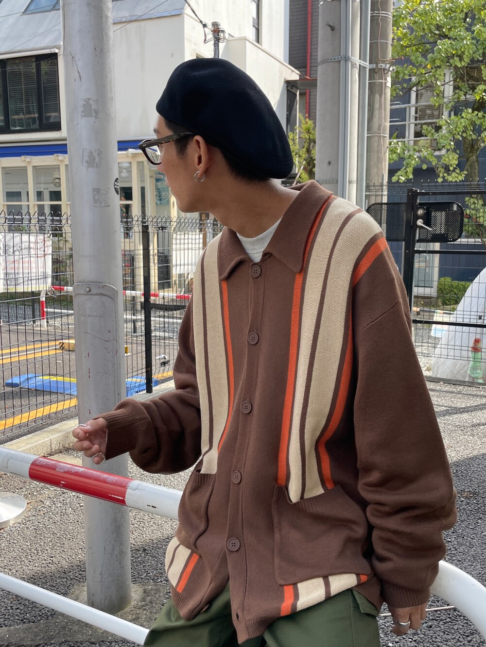 ブラウン系のカーディガン/ボレロ、グレー系のスウェット、グリーン系のカーゴパンツを着用したメンズの秋コーディネートの5枚目の写真