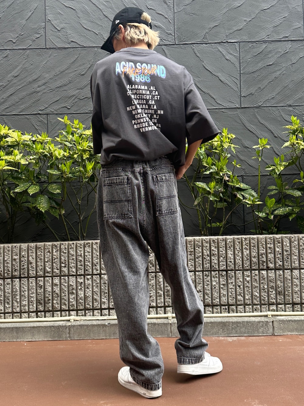 その他のTシャツ/カットソー、ブラック系のデニムパンツ、ホワイト系のスニーカーを着用したメンズの春コーディネートの3枚目の写真