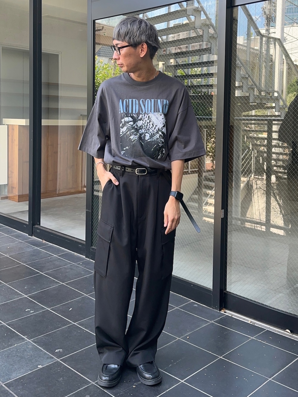 その他のTシャツ/カットソー、ブラック系のカーゴパンツを着用したメンズの夏コーディネートの2枚目の写真