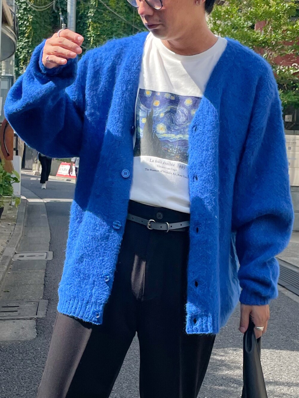 その他のTシャツ/カットソー、ブラック系のスラックス、ブラック系のサンダルを着用したメンズの夏コーディネートの2枚目の写真