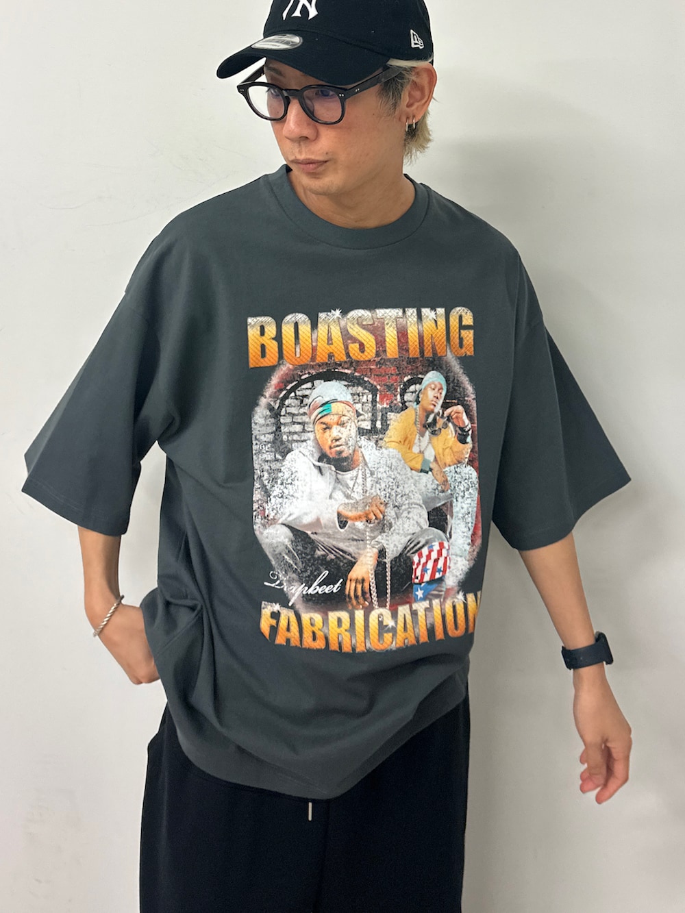 その他のTシャツ/カットソー、ブラック系のスウェットパンツ、ブラック系のスニーカーを着用したメンズの春コーディネートの4枚目の写真