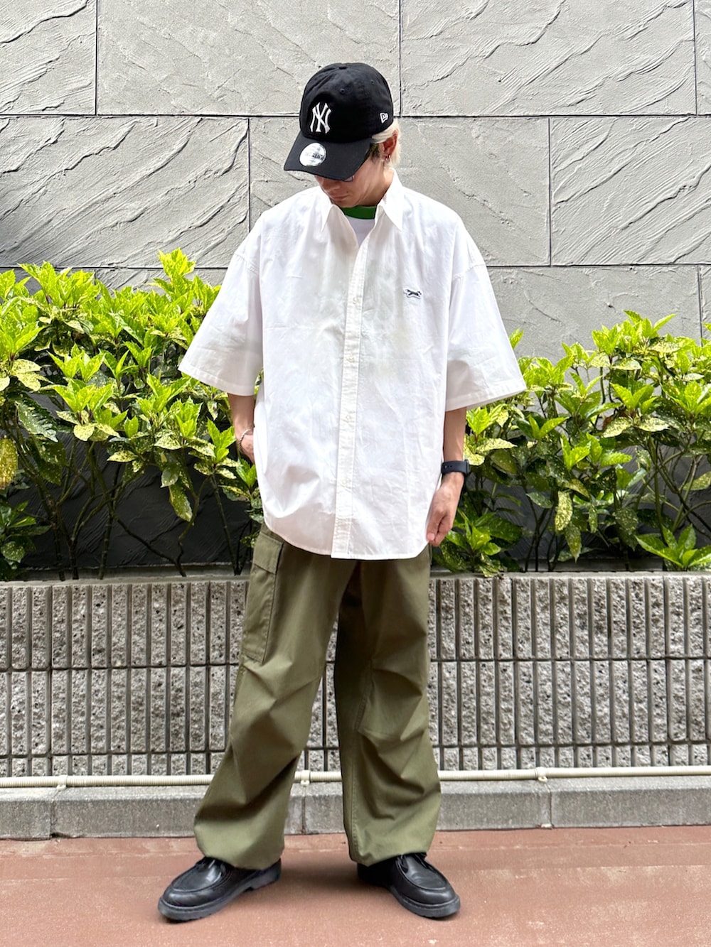 ホワイト系のシャツ/ブラウス、その他のTシャツ/カットソー、グリーン系のカーゴパンツを着用したメンズの春コーディネートの4枚目の写真