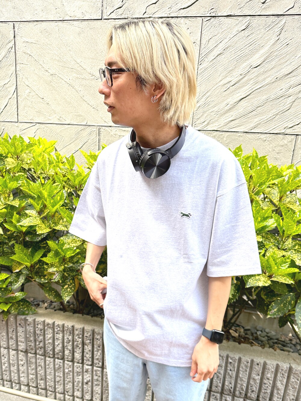 ブルー系のデニムパンツ、ホワイト系のスニーカー、グレー系のTシャツ/カットソーを着用したメンズの春コーディネートの3枚目の写真