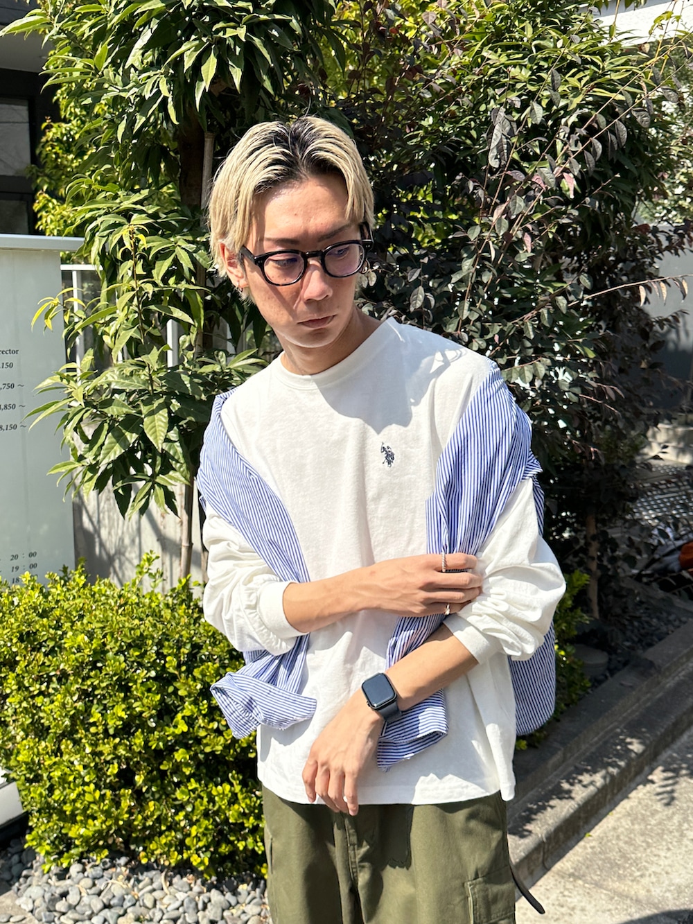 ホワイト系のTシャツ/カットソー、グリーン系のカーゴパンツ、ホワイト系のスニーカーを着用したメンズの春コーディネートの4枚目の写真