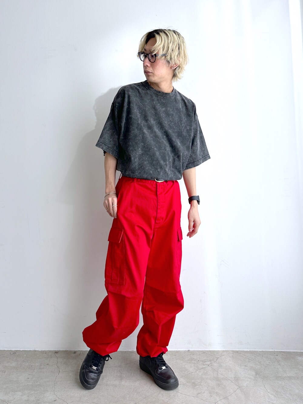 その他のTシャツ/カットソー、レッド系のカーゴパンツ、ブラック系のスニーカーを着用したメンズの春コーディネートの2枚目の写真