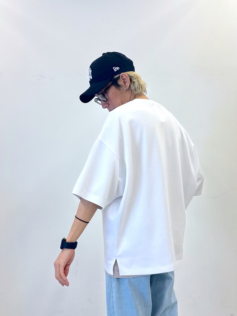 ホワイト系のTシャツ/カットソー、グレー系のTシャツ/カットソー、ブルー系のデニムパンツを着用したメンズの春コーディネートの5枚目の写真