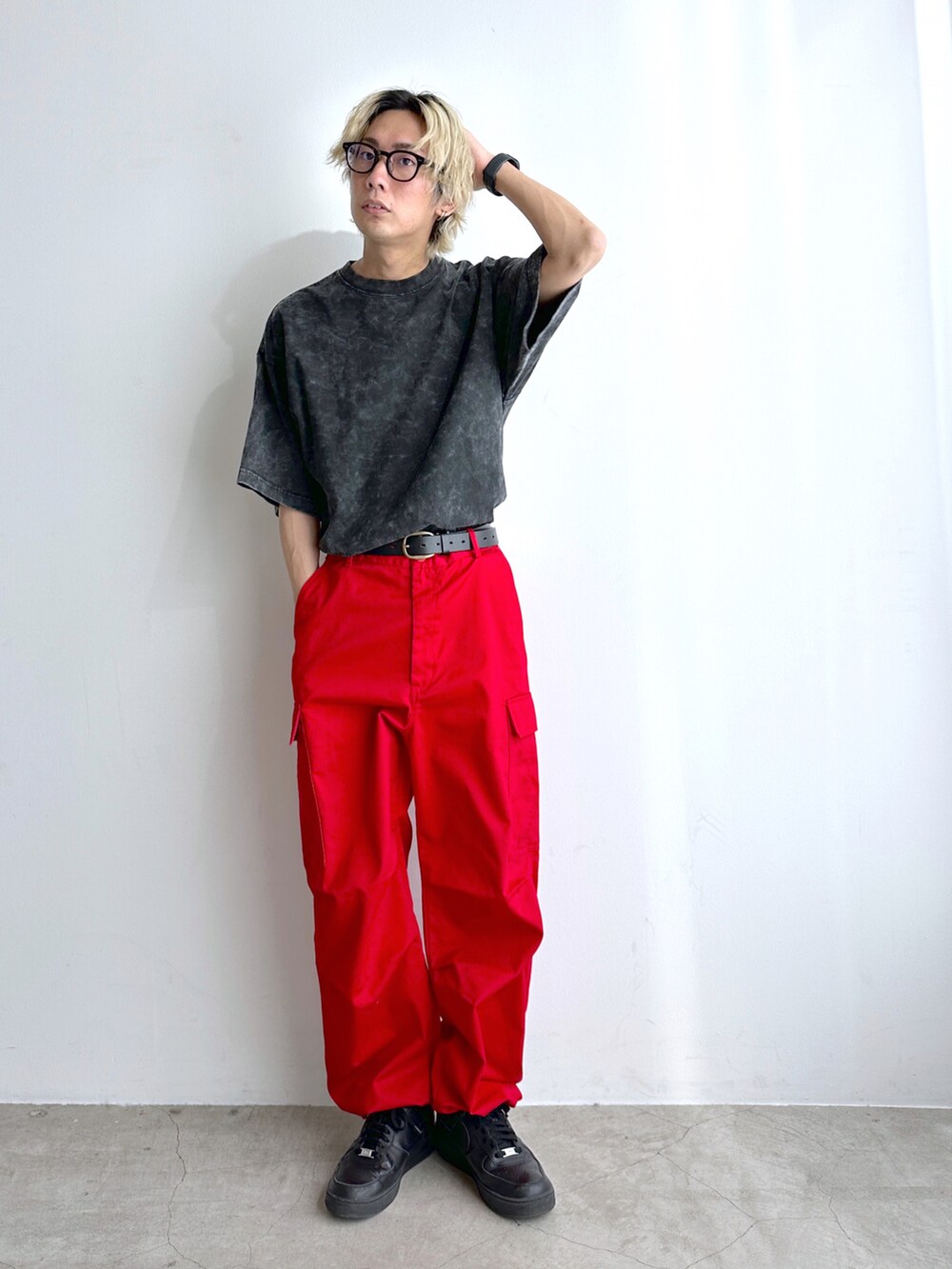 その他のTシャツ/カットソー、レッド系のカーゴパンツ、ブラック系のスニーカーを着用したメンズの春コーディネートの4枚目の写真