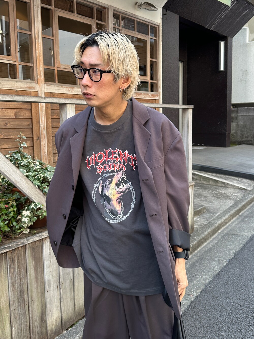 ブラック系のテーラードジャケット、その他のTシャツ/カットソー、ブラック系のスラックスを着用したメンズの春コーディネートの4枚目の写真