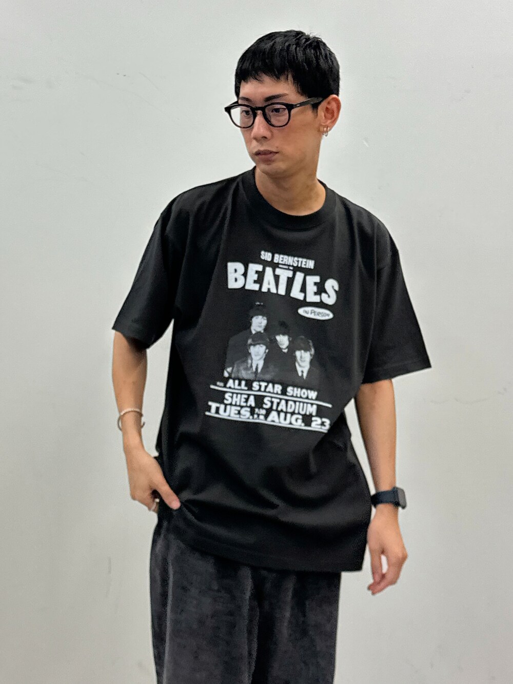 その他のTシャツ/カットソー、ブラック系のデニムパンツ、ブラック系のスニーカーを着用したメンズの春コーディネートの3枚目の写真