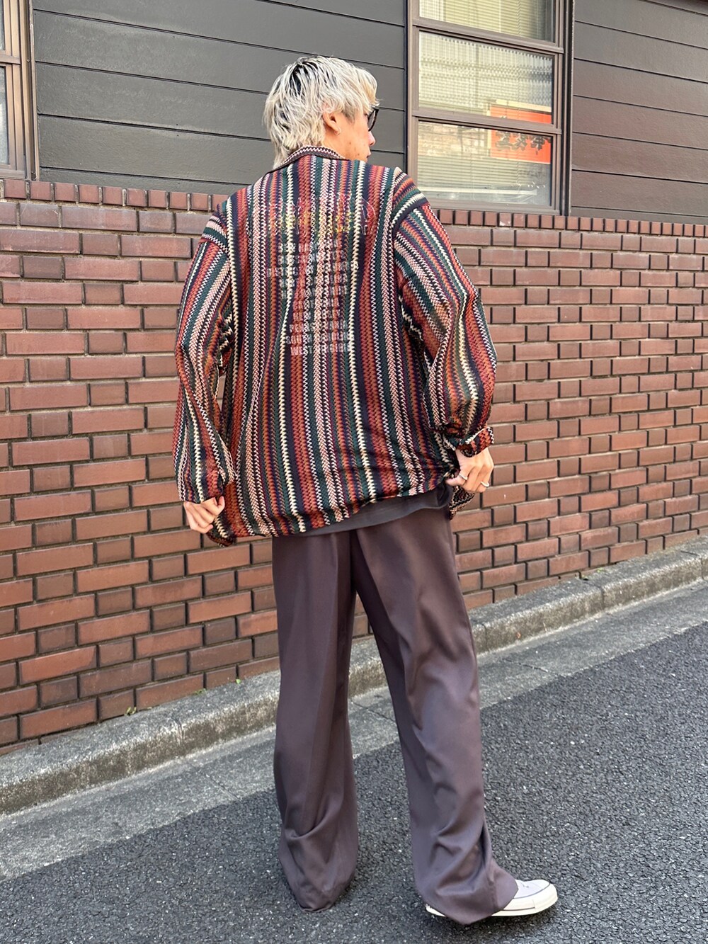 その他のシャツ/ブラウス、その他のTシャツ/カットソー、ブラック系のスラックスを着用したメンズの春コーディネートの3枚目の写真