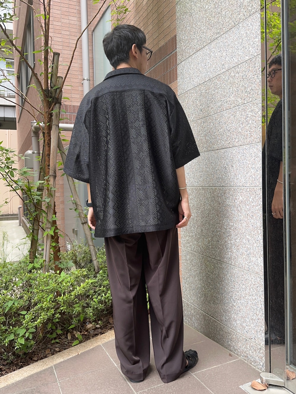 ブラック系のシャツ/ブラウス、ホワイト系のTシャツ/カットソー、ブラウン系のスラックスを着用したメンズの夏コーディネートの3枚目の写真