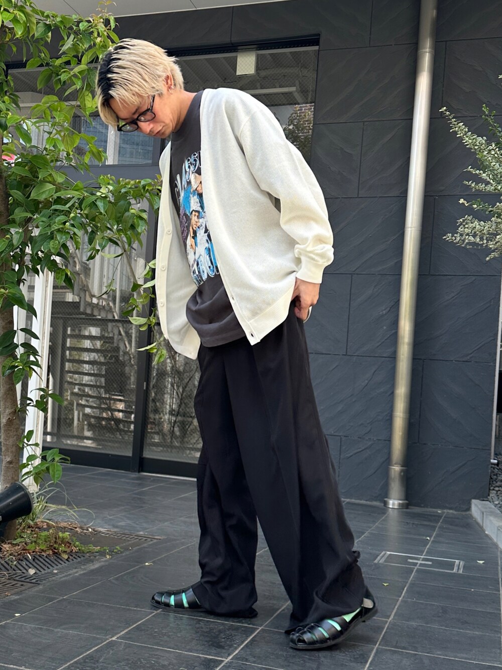 ホワイト系のカーディガン/ボレロ、その他のTシャツ/カットソー、ブラック系のスラックスを着用したメンズの春コーディネートの2枚目の写真