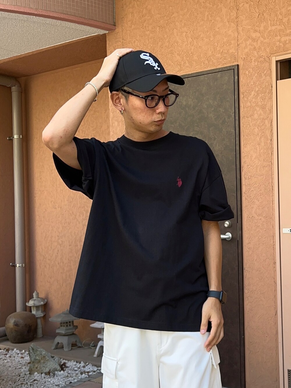 ブラック系のTシャツ/カットソー、ホワイト系のカーゴパンツ、その他のキャップを着用したメンズの夏コーディネートの4枚目の写真