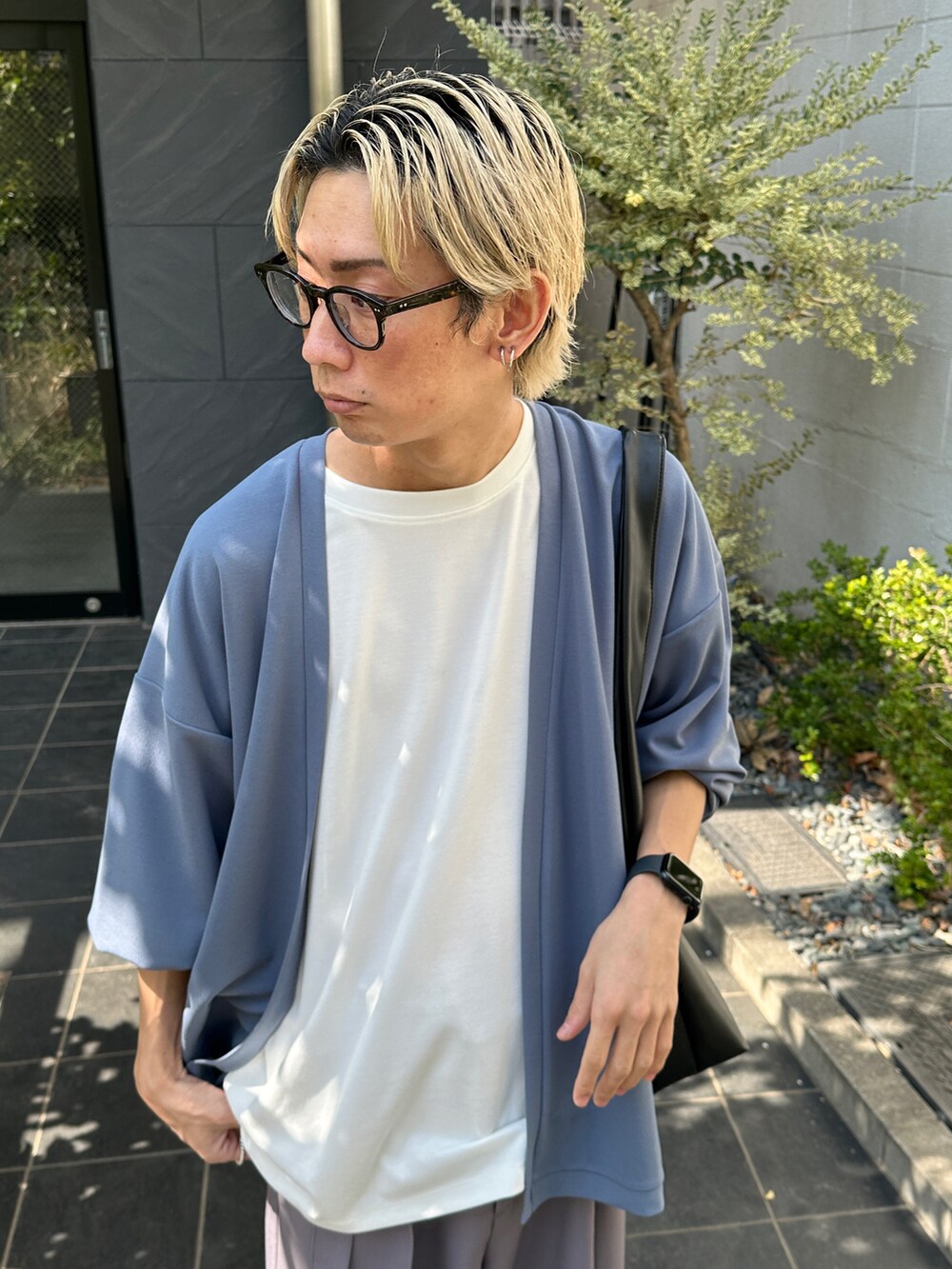 ブルー系のアンサンブル、パープル系のスラックス、ブラック系のトートバッグを着用したメンズの春コーディネートの3枚目の写真