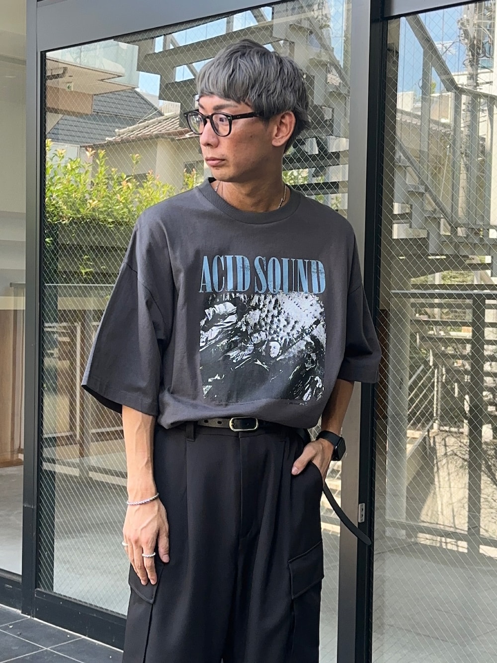 その他のTシャツ/カットソー、ブラック系のカーゴパンツを着用したメンズの夏コーディネートの3枚目の写真