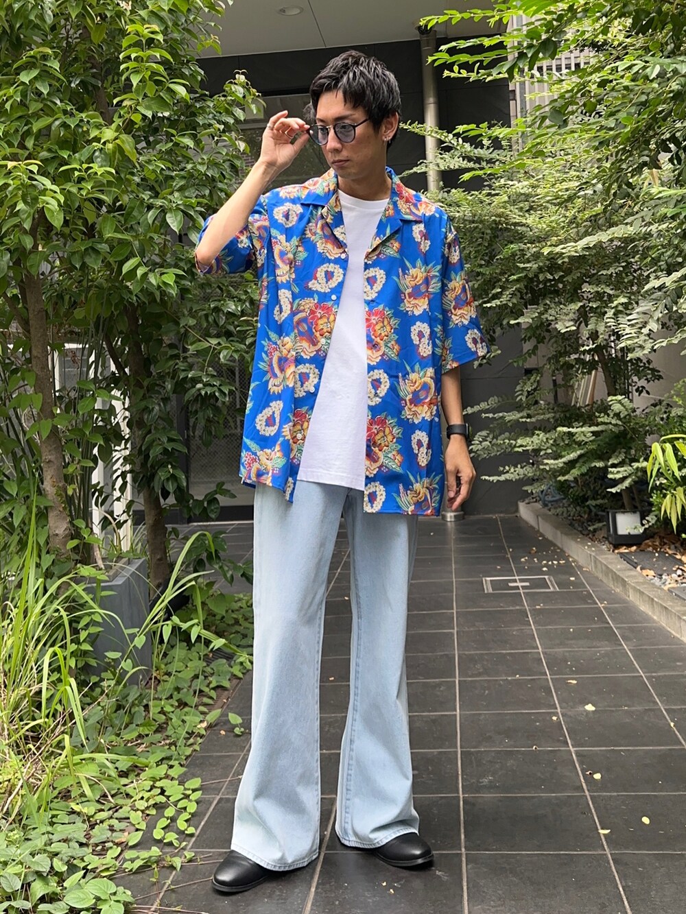 その他のシャツ/ブラウス、ホワイト系のタンクトップ、ブルー系のデニムパンツを着用したメンズの夏コーディネートの3枚目の写真