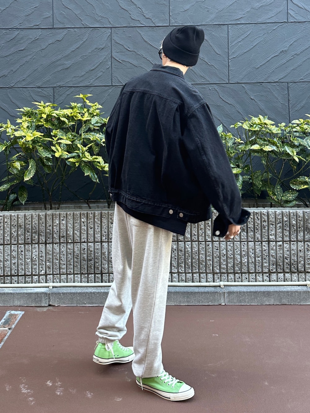 ブラック系のデニムジャケット、ブラック系のTシャツ/カットソー、ベージュ系のスウェットパンツを着用したメンズの冬コーディネートの3枚目の写真