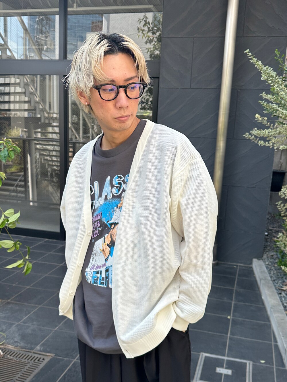 ホワイト系のカーディガン/ボレロ、その他のTシャツ/カットソー、ブラック系のスラックスを着用したメンズの春コーディネートの4枚目の写真