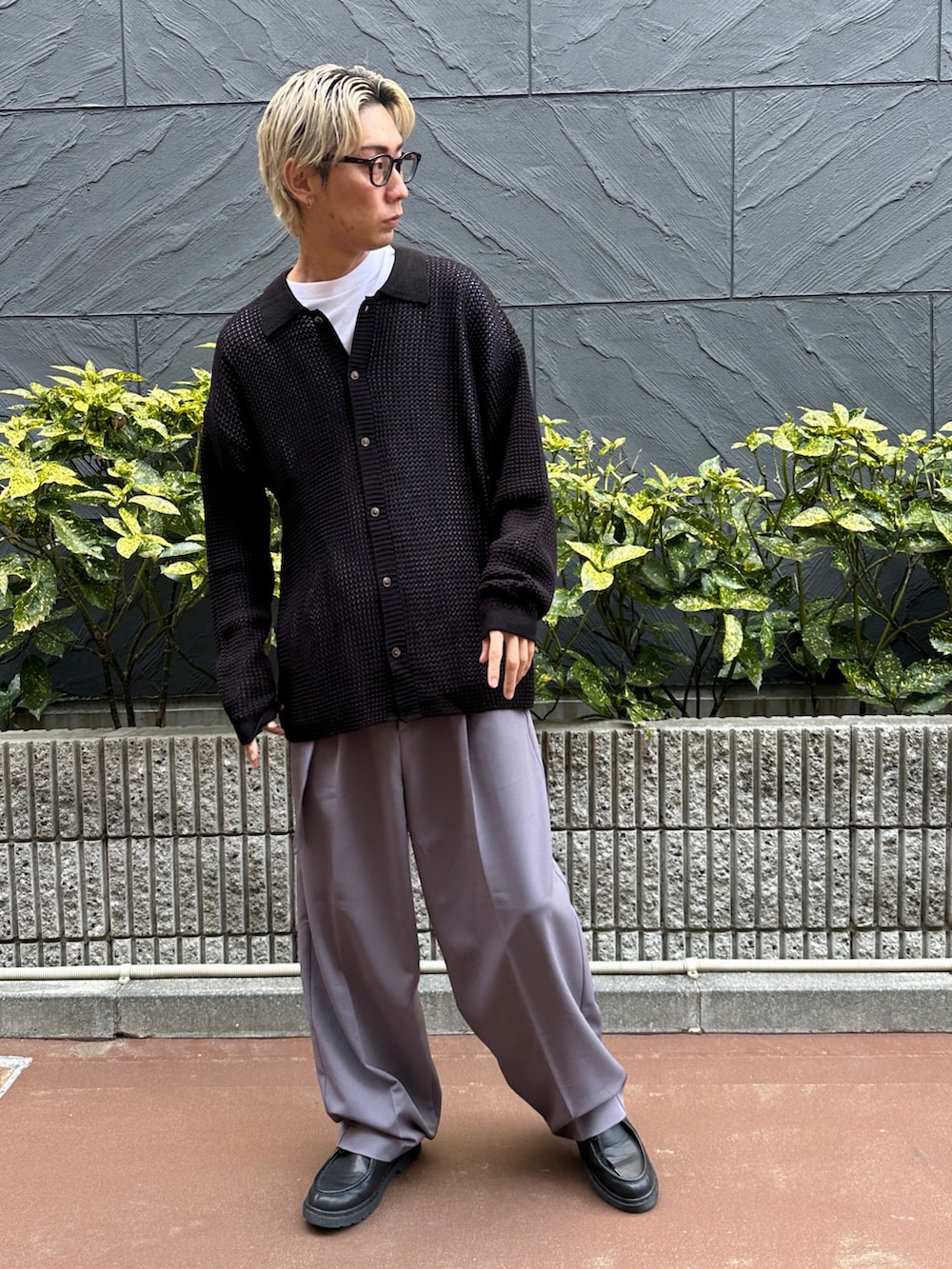 ブラック系のカーディガン/ボレロ、ホワイト系のTシャツ/カットソー、パープル系のスラックスを着用したメンズの春コーディネートの2枚目の写真