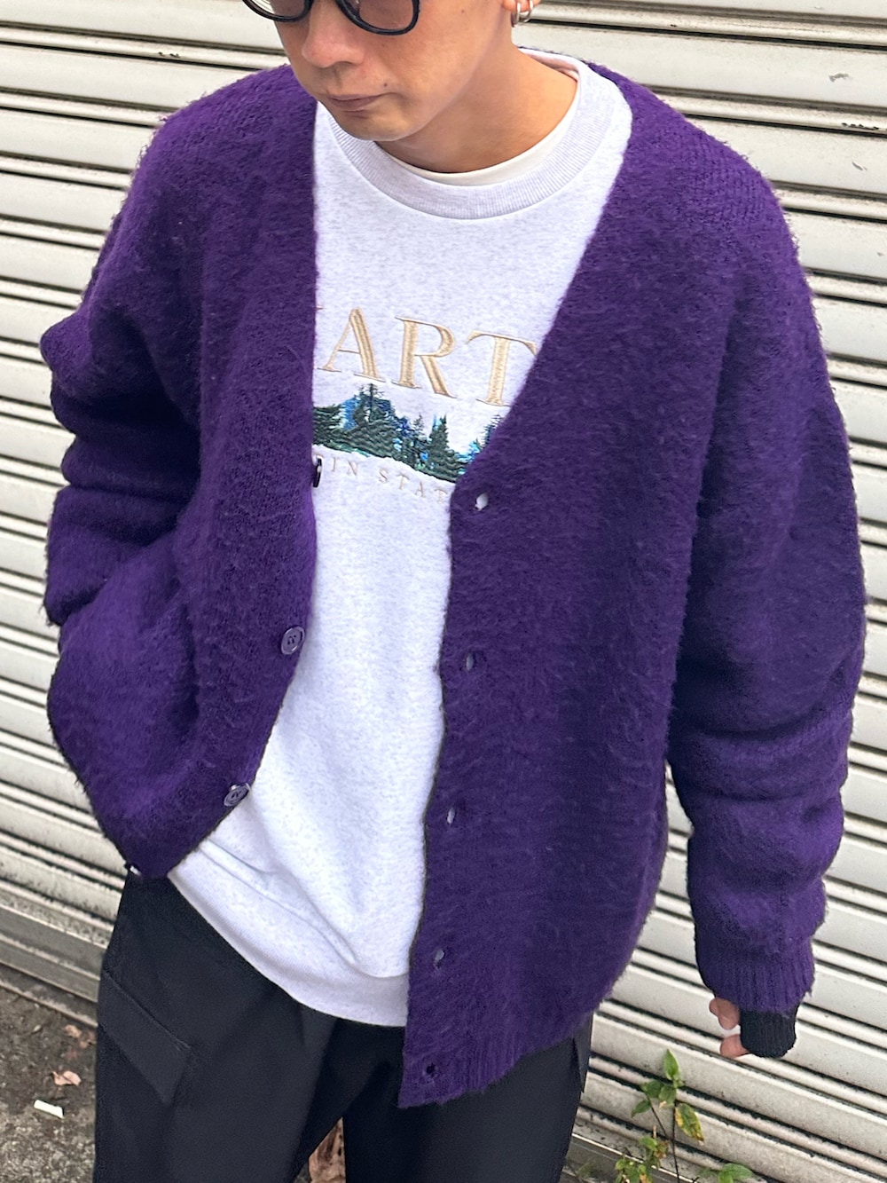 パープル系のカーディガン/ボレロ、グレー系のスウェット、ブラック系のカーゴパンツを着用したメンズの秋コーディネートの5枚目の写真