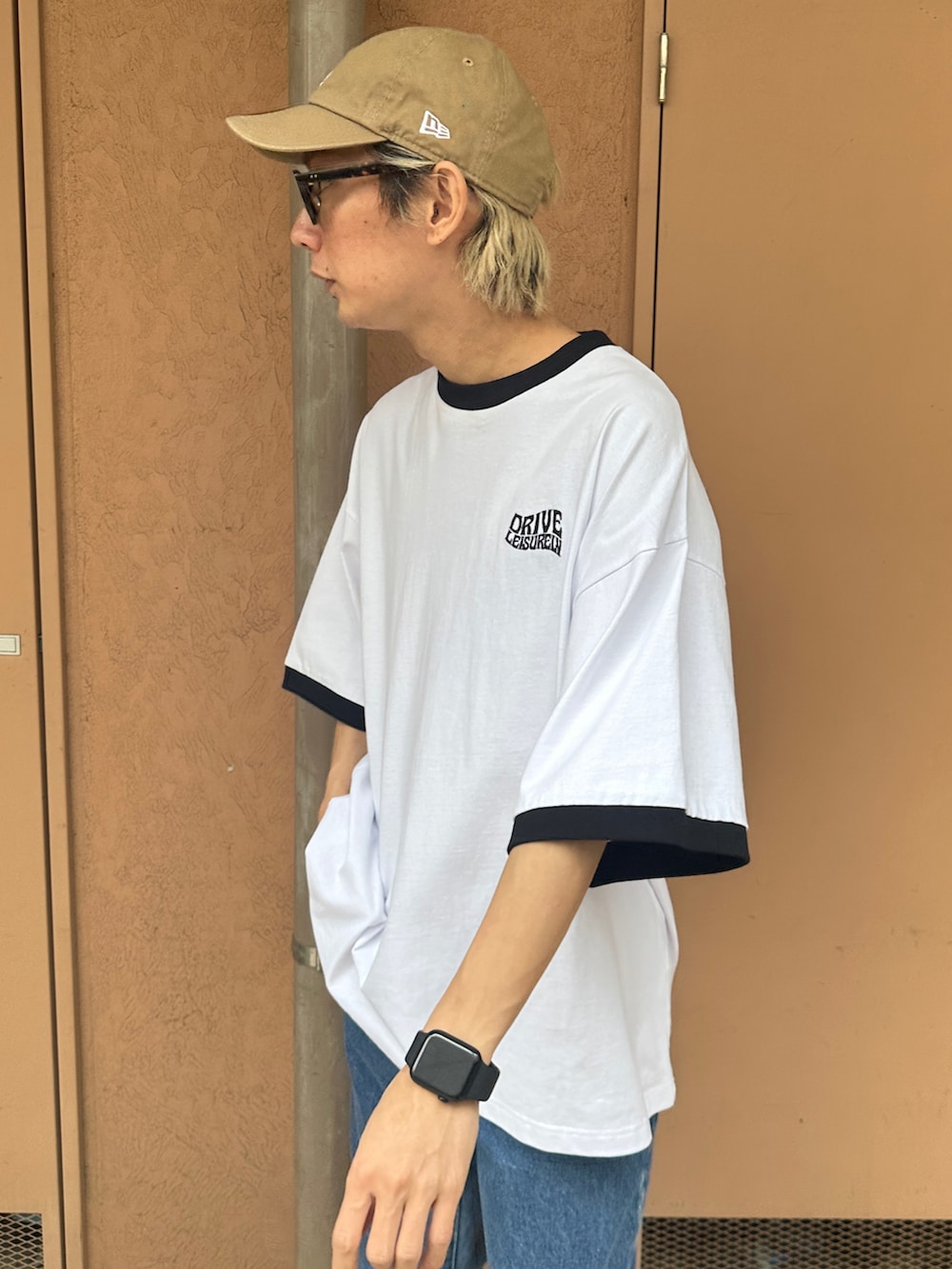 その他のTシャツ/カットソー、ブルー系のデニムパンツ、ホワイト系のスニーカーを着用したメンズの春コーディネートの4枚目の写真