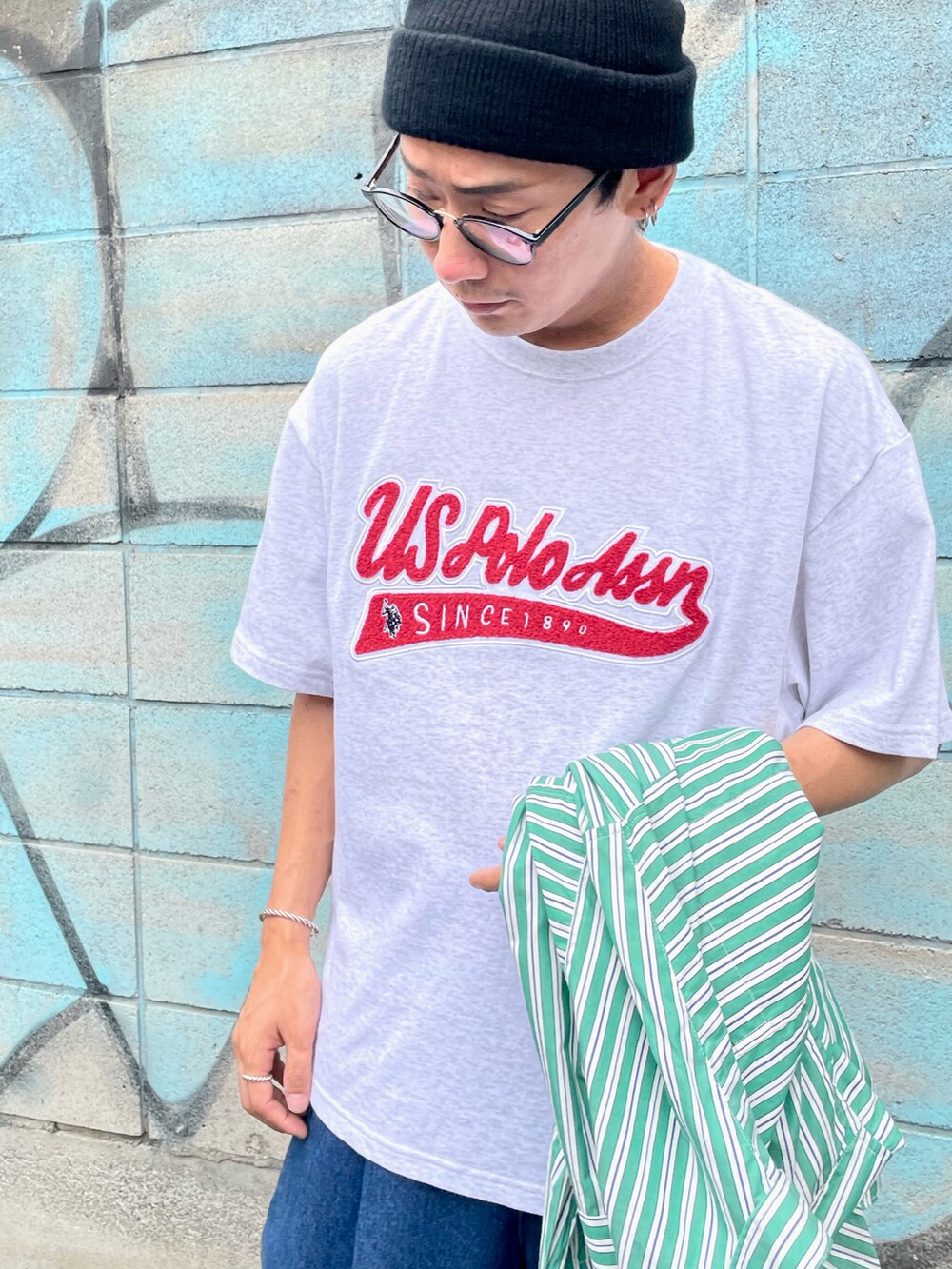 グレー系のTシャツ/カットソー、その他のシャツ/ブラウス、ブルー系のチノパンツを着用したメンズの夏コーディネートの2枚目の写真