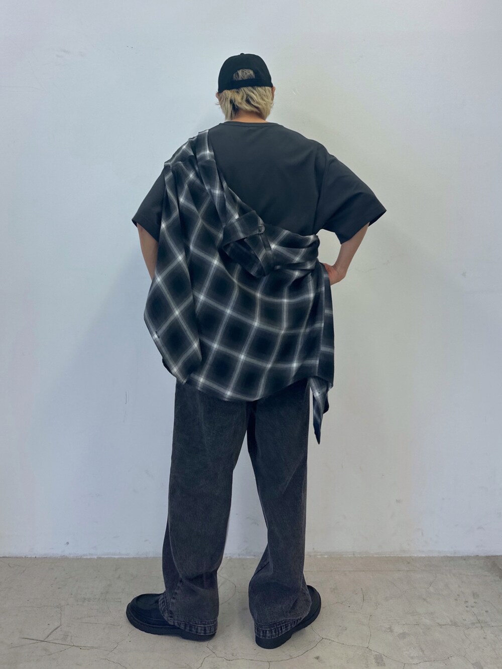 グレー系のTシャツ/カットソー、ブラック系のシャツ/ブラウス、ブラック系のデニムパンツを着用したメンズの春コーディネートの3枚目の写真