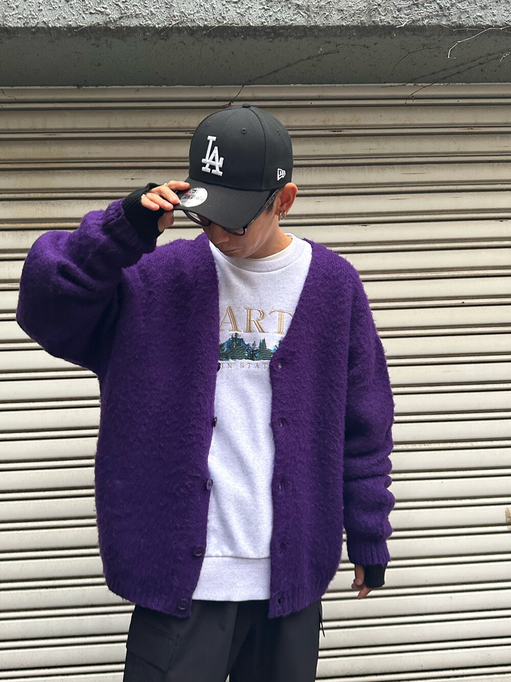 パープル系のカーディガン/ボレロ、グレー系のスウェット、ブラック系のカーゴパンツを着用したメンズの秋コーディネートの4枚目の写真