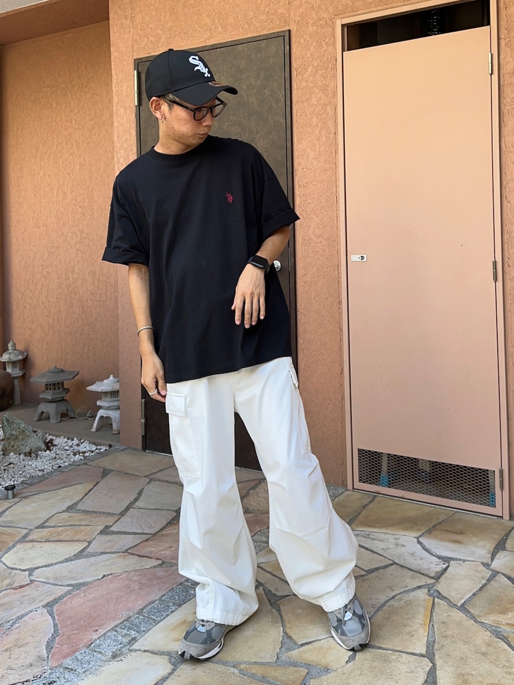 ブラック系のTシャツ/カットソー、ホワイト系のカーゴパンツ、その他のキャップを着用したメンズの夏コーディネートの2枚目の写真