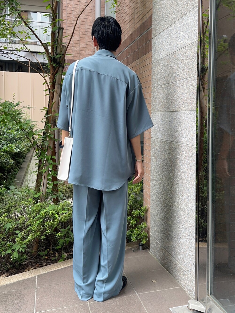 ブルー系のシャツ/ブラウス、ホワイト系のタンクトップ、ブラック系のサンダルを着用したメンズの夏コーディネートの3枚目の写真