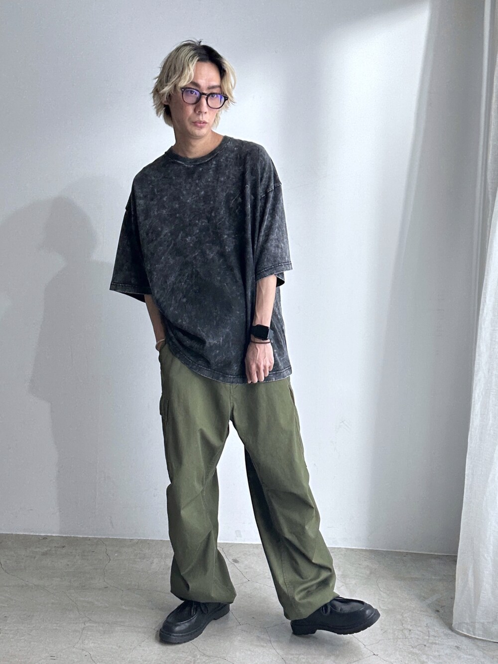 その他のTシャツ/カットソー、グリーン系のカーゴパンツを着用したメンズの春コーディネートの4枚目の写真