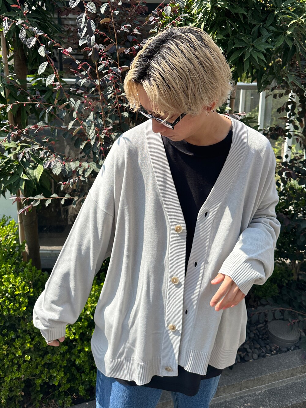 グレー系のカーディガン/ボレロ、ブラック系のTシャツ/カットソー、ブルー系のデニムパンツを着用したメンズの春コーディネートの4枚目の写真