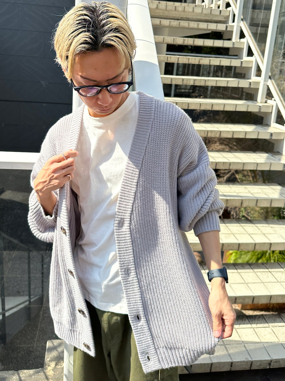 グレー系のカーディガン/ボレロ、ホワイト系のTシャツ/カットソー、グリーン系のカーゴパンツを着用したメンズの春コーディネートの2枚目の写真