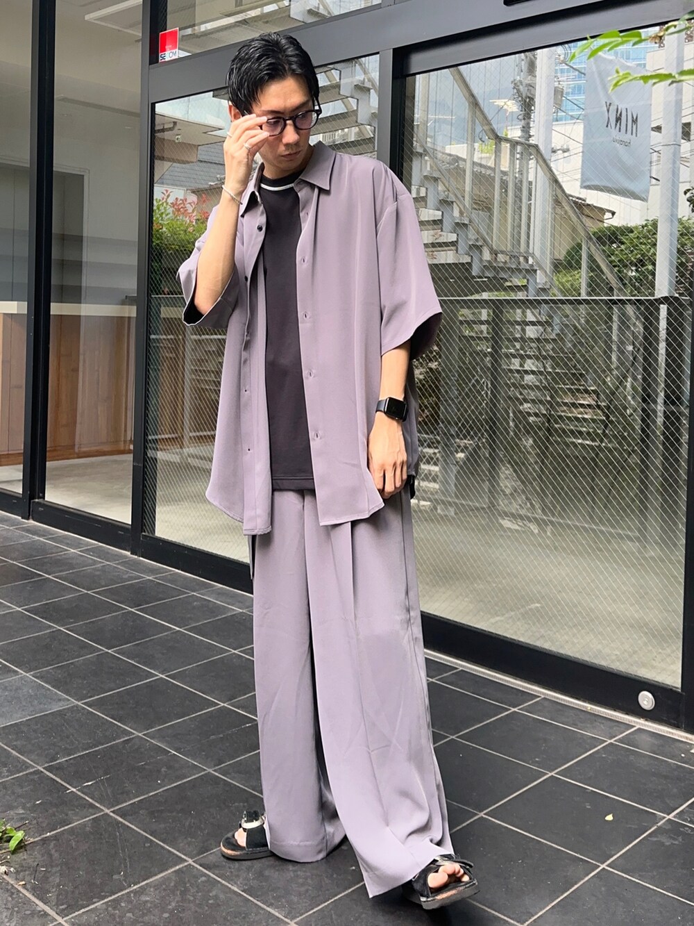 パープル系のシャツ/ブラウス、ブラック系のTシャツ/カットソー、パープル系のスラックスを着用したメンズの夏コーディネートの4枚目の写真