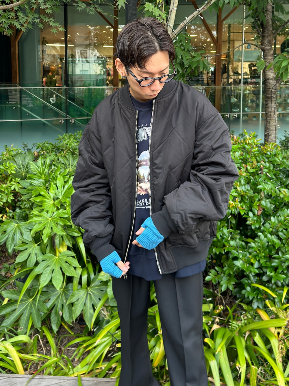 ブラック系のMA-1、ブルー系のスウェット、ブラック系のスラックスを着用したメンズの秋コーディネートの5枚目の写真