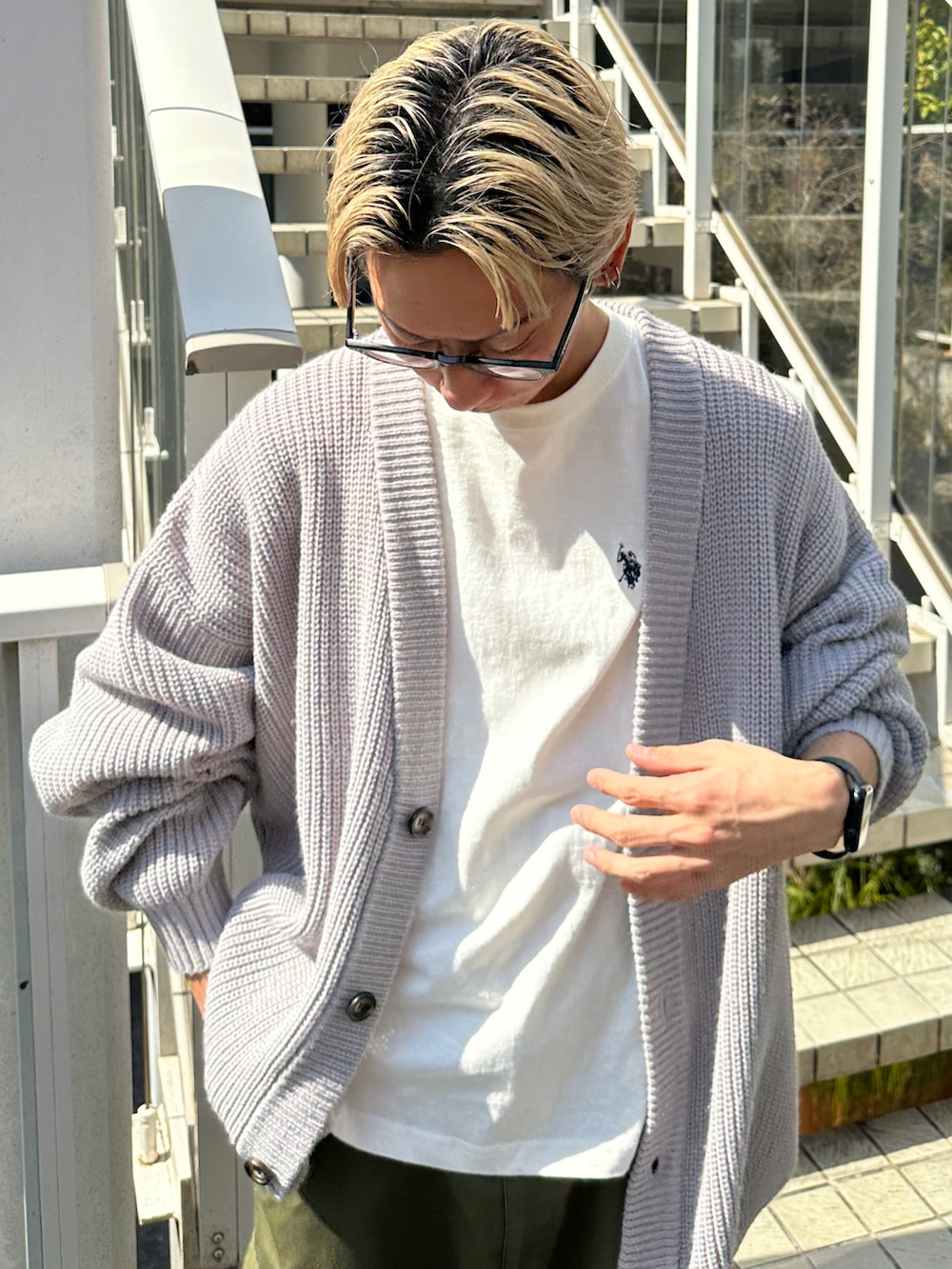 グレー系のカーディガン/ボレロ、ホワイト系のTシャツ/カットソー、グリーン系のカーゴパンツを着用したメンズの春コーディネートの3枚目の写真