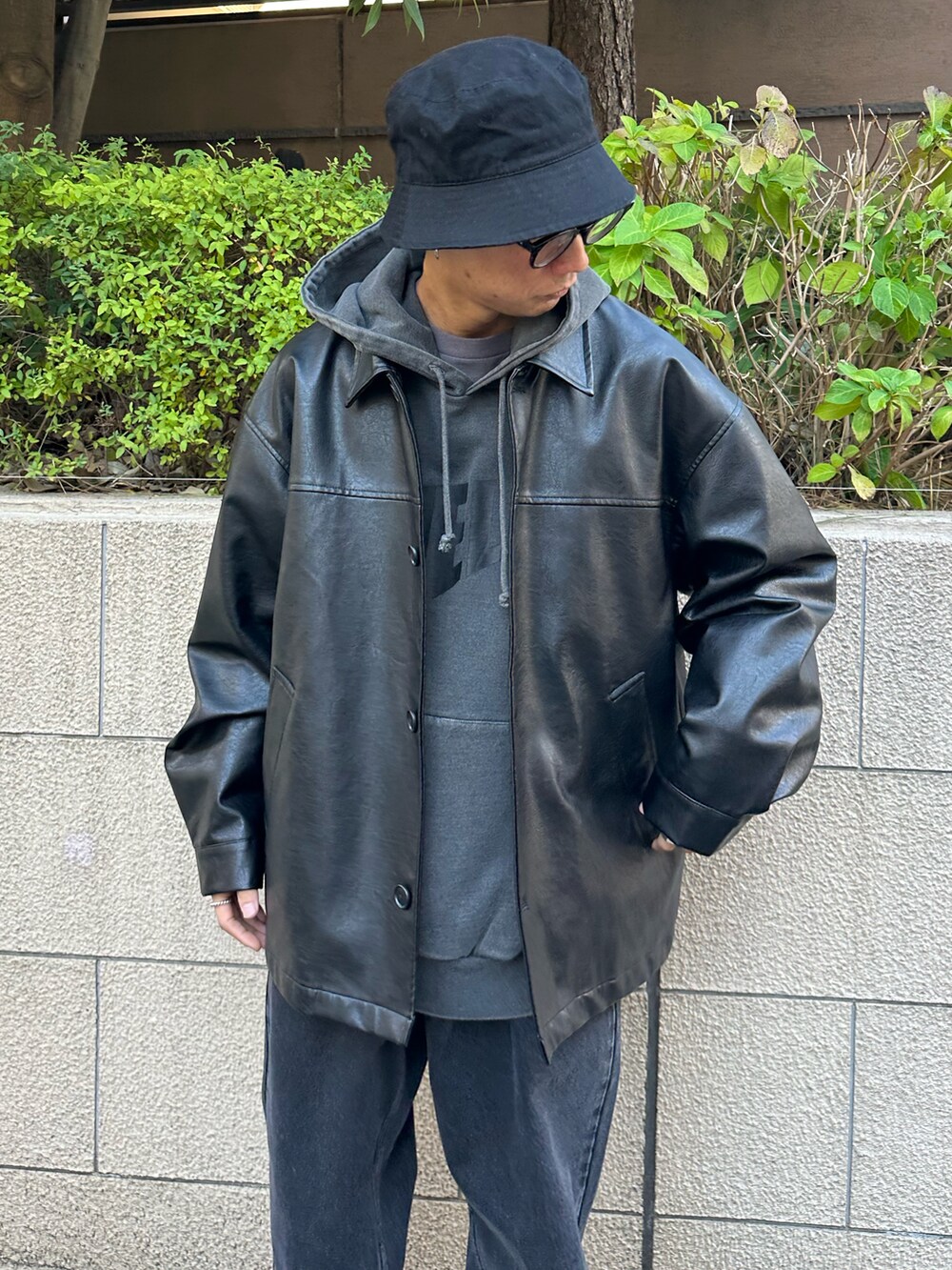 ブラック系のカバーオール、ブラック系のTシャツ/カットソー、ブラック系のデニムパンツを着用したメンズの秋コーディネートの3枚目の写真