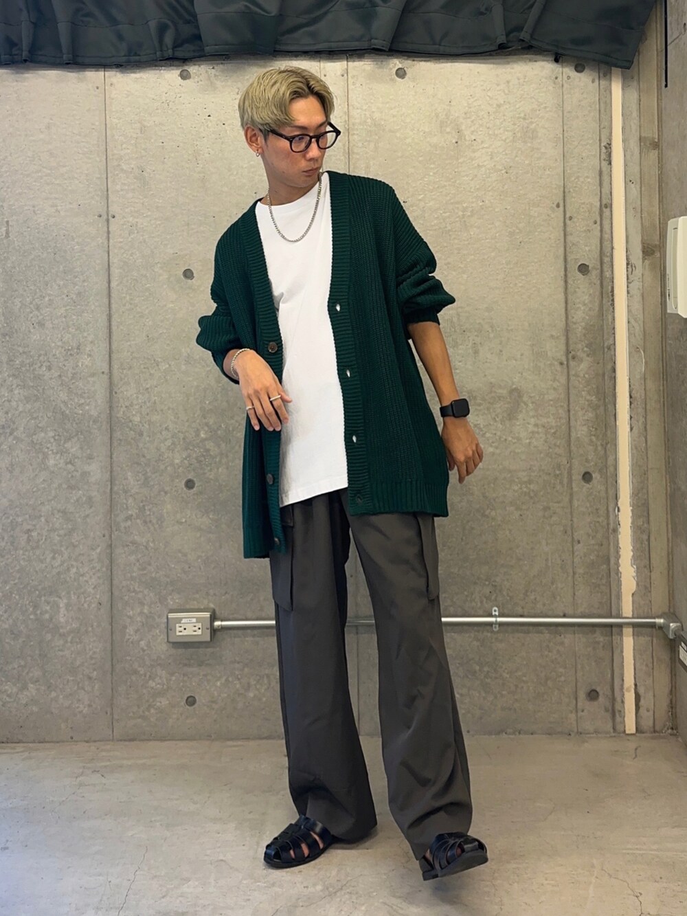 グリーン系のカーディガン/ボレロ、ホワイト系のTシャツ/カットソー、ブラウン系のカーゴパンツを着用したメンズの夏コーディネートの2枚目の写真