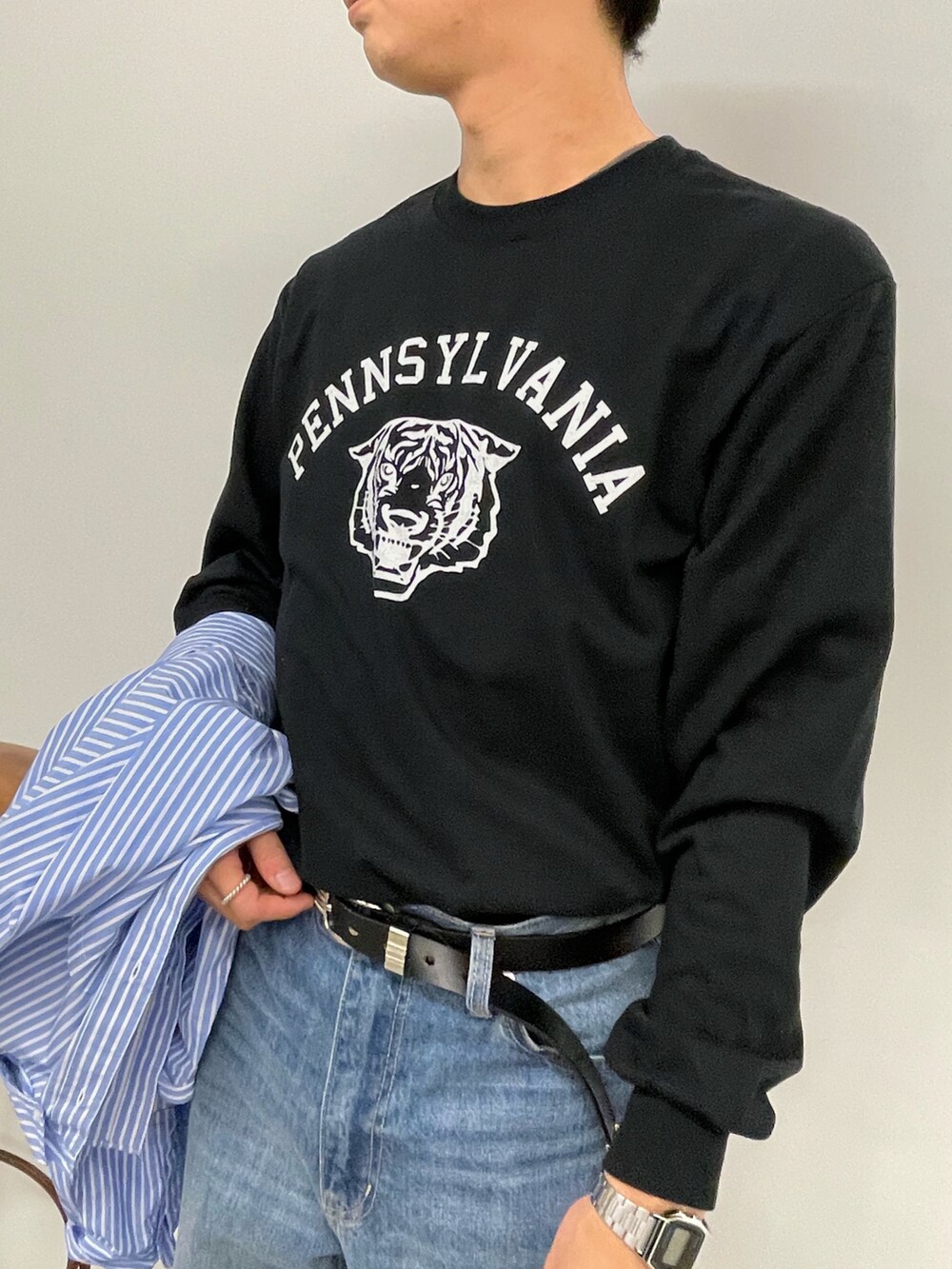 ブラック系のTシャツ/カットソー、ブルー系のシャツ/ブラウス、ブルー系のデニムパンツを着用したメンズの冬コーディネートの3枚目の写真