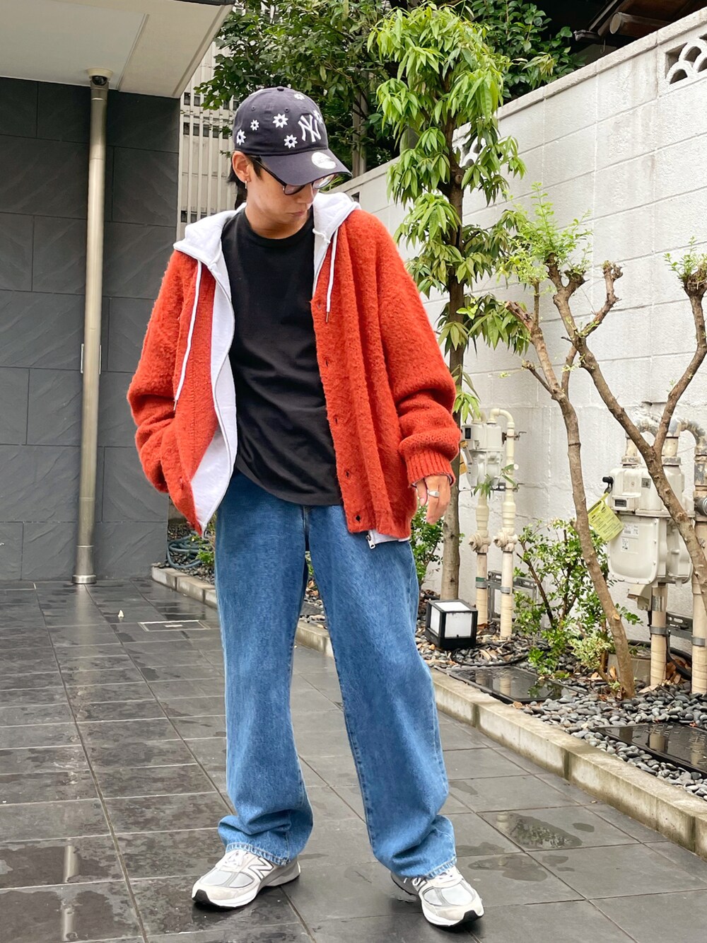 オレンジ系のカーディガン/ボレロ、グレー系のパーカー、ブラック系のTシャツ/カットソーを着用したメンズの秋コーディネートの2枚目の写真
