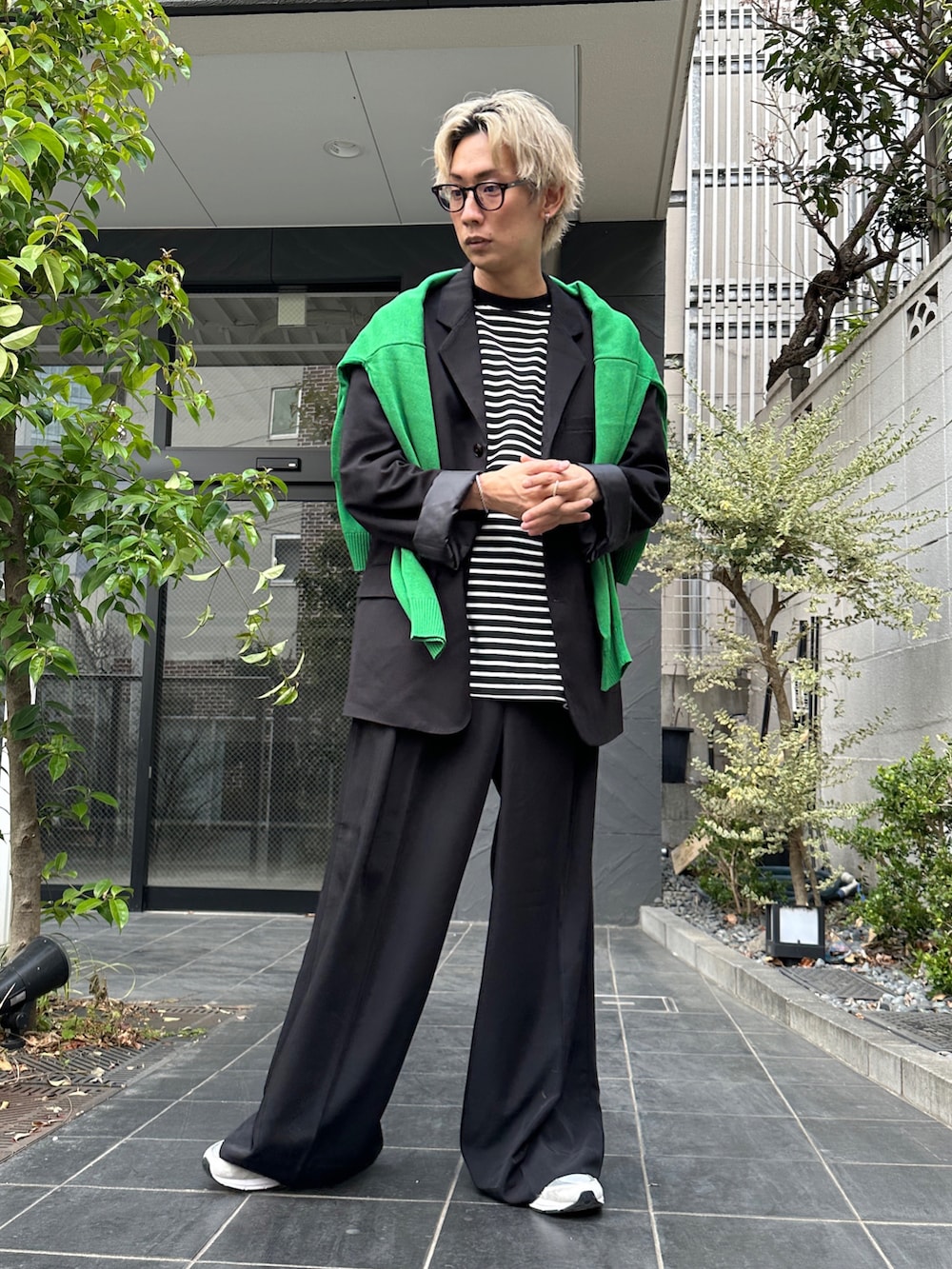 ブラック系のテーラードジャケット、ブラック系のTシャツ/カットソー、ブラック系のスラックスを着用したメンズの春コーディネートの2枚目の写真