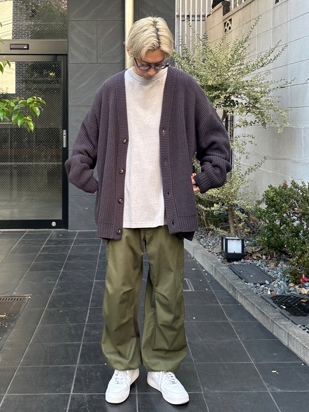 グレー系のカーディガン/ボレロ、グレー系のTシャツ/カットソー、グリーン系のカーゴパンツを着用したメンズの冬コーディネートの2枚目の写真