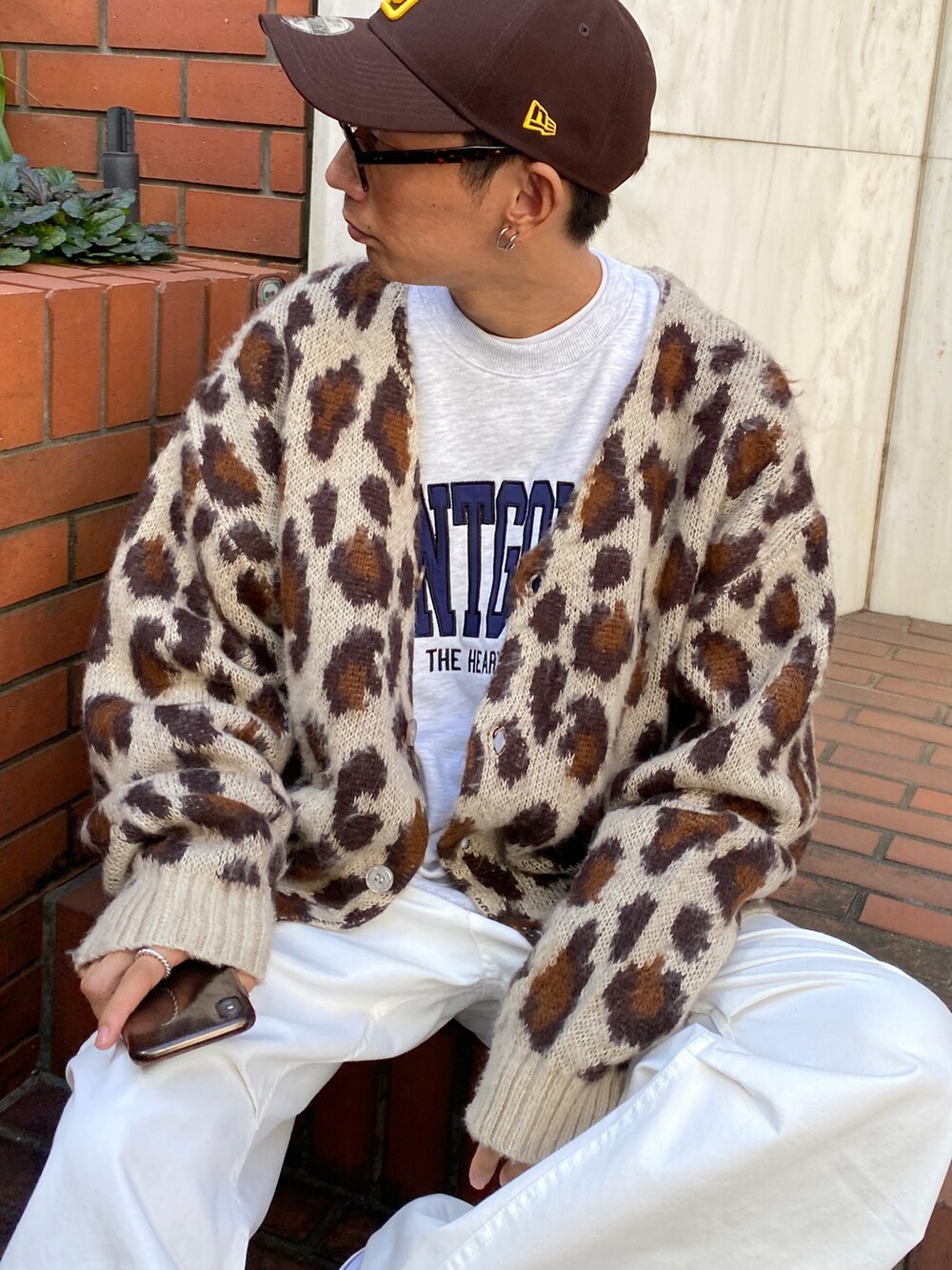 その他のカーディガン/ボレロ、グレー系のスウェット、ホワイト系のカーゴパンツを着用したメンズの秋コーディネートの4枚目の写真