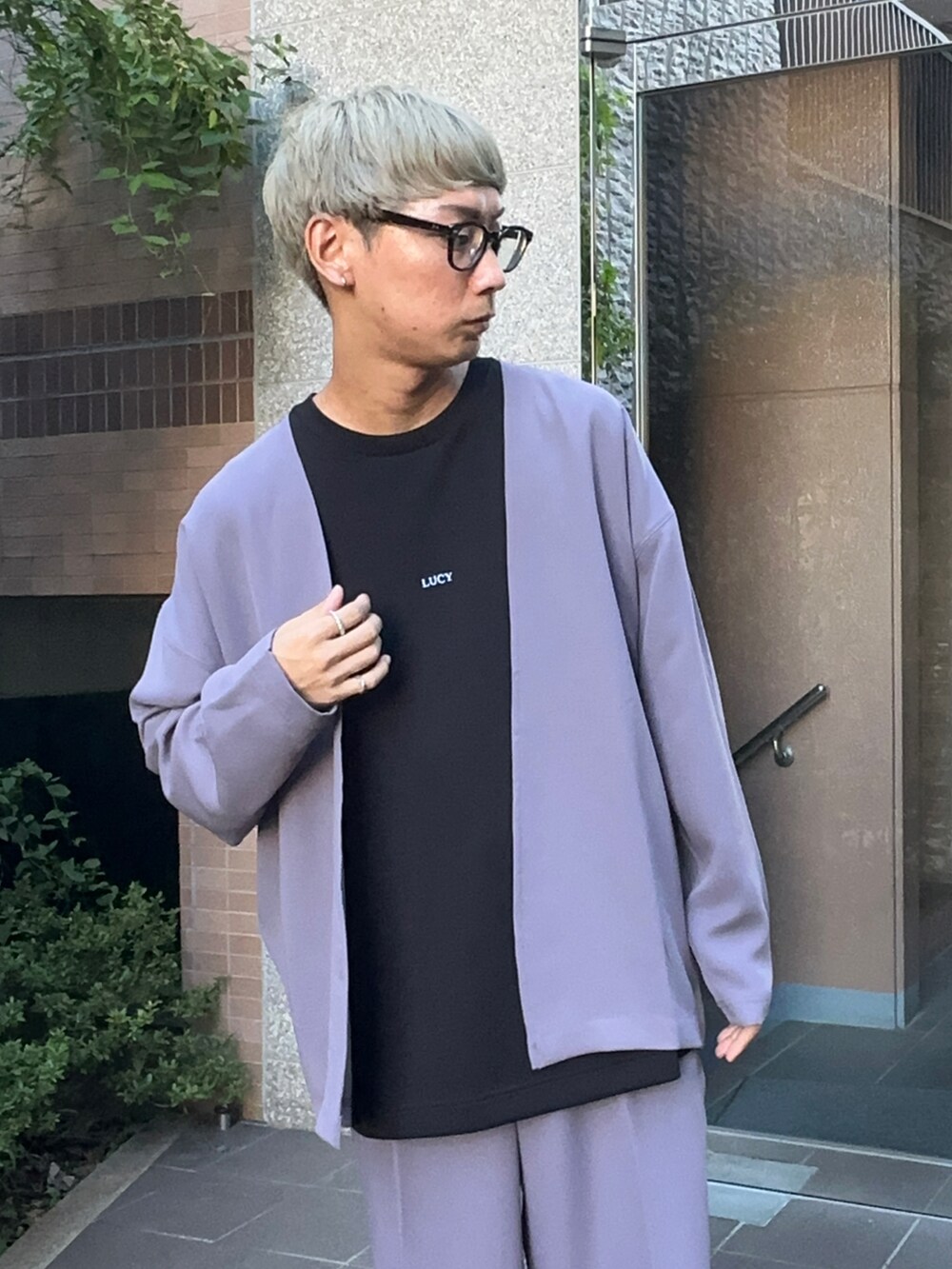 パープル系のカーディガン/ボレロ、ブラック系のTシャツ/カットソー、パープル系のスラックスを着用したメンズの夏コーディネートの3枚目の写真