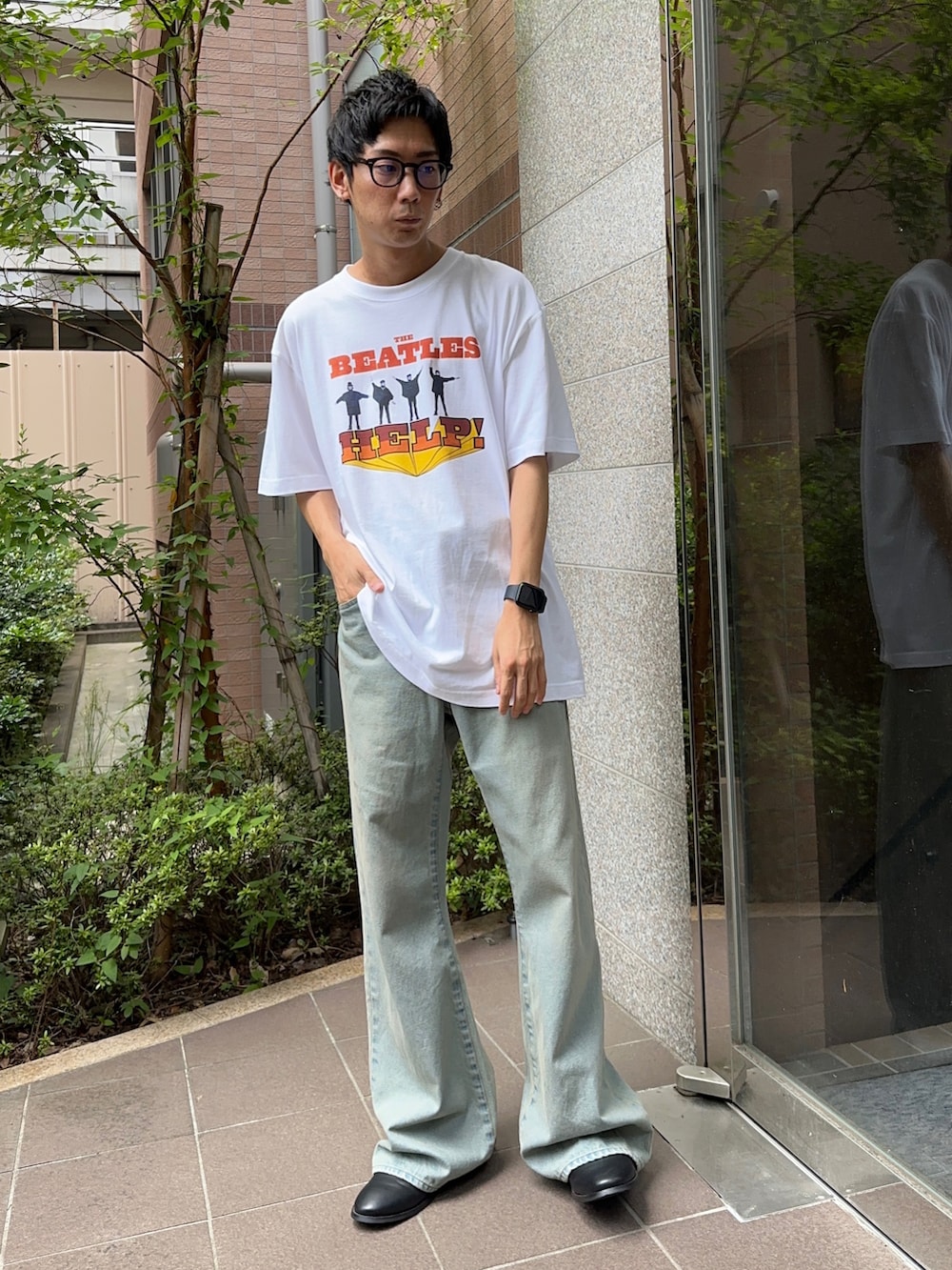 ブルー系のデニムパンツ、その他のTシャツ/カットソーを着用したメンズの夏コーディネートの4枚目の写真